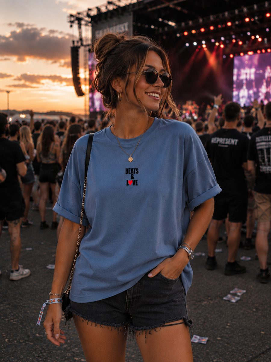 BEATS & LOVE Shirt Vintage Blue, getragen von einer Frau